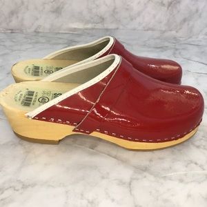 Simson Red Patent Leather Swedish Clogs SZ 40.
